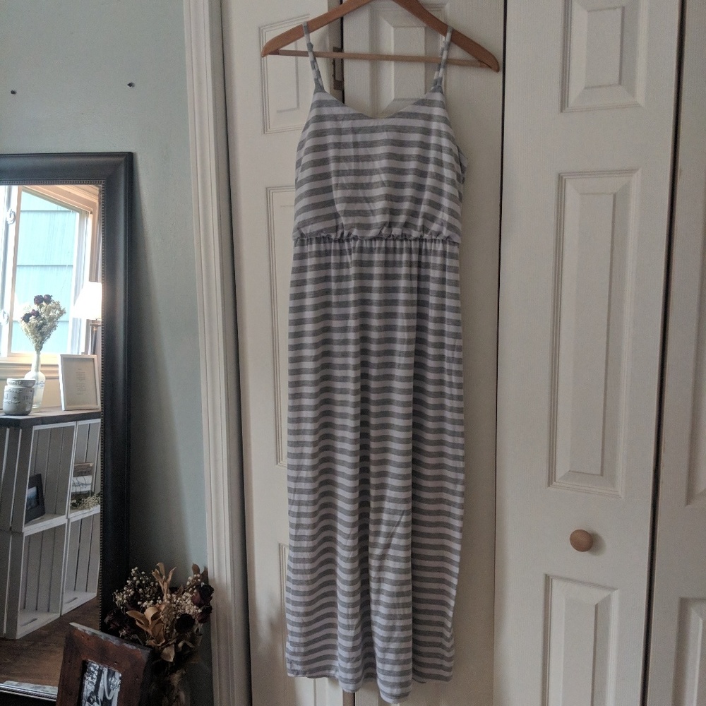 Casual maxi gray and white dress!